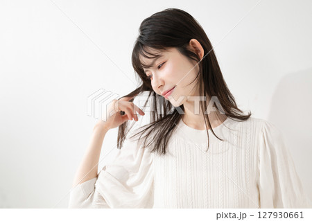 髪を触る女性 127930661