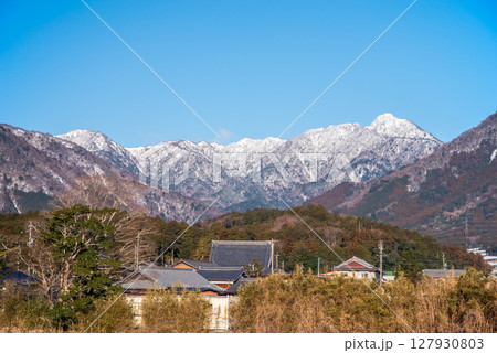 冬の青空と雪山 三重県四日市市水沢町 冬の青空と雪山 三重県四日市市水沢町 127930803