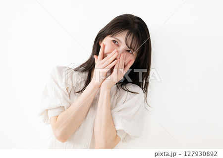 笑顔で喜ぶ女性 127930892