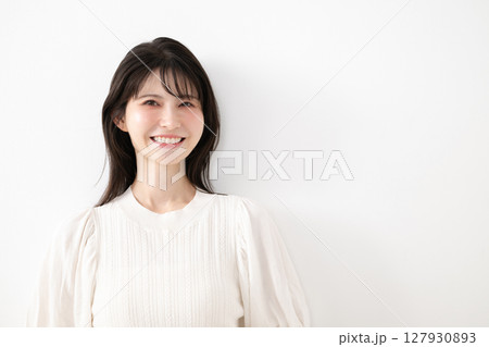 笑顔で喜ぶ女性 笑顔で喜ぶ女性 127930893