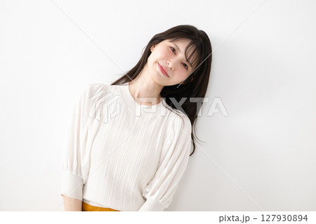 笑顔で喜ぶ女性 127930894