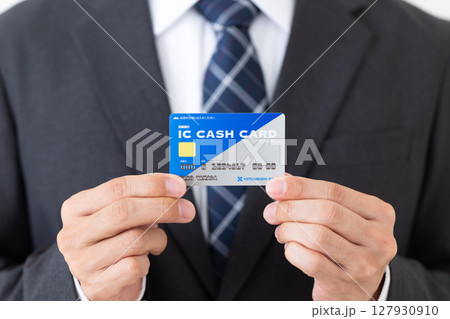 銀行のICキャッシュカードを持つスーツを着たミドル男性ビジネスマン 銀行のICキャッシュカードを持つスーツを着たミドル男性ビジネスマン 127930910