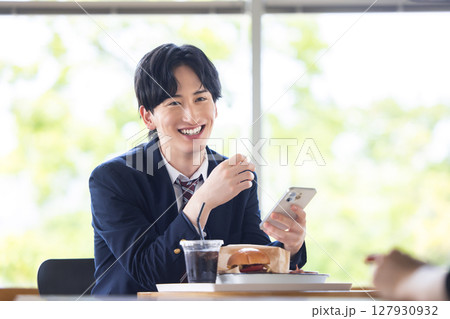 モバイルオーダーで注文する若い男性 127930932