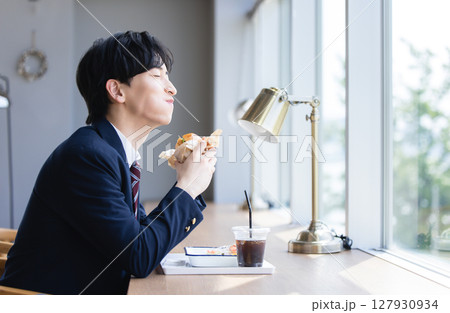 食事をする若い男性 食事をする若い男性 127930934