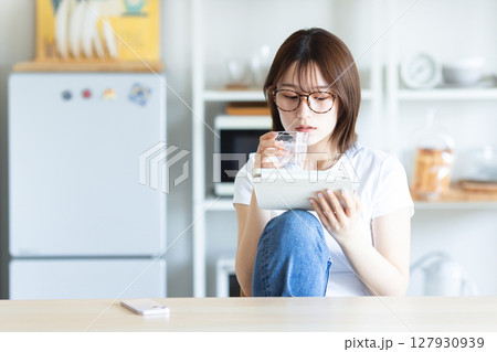 タブレットを見る女性 タブレットを見る女性 127930939