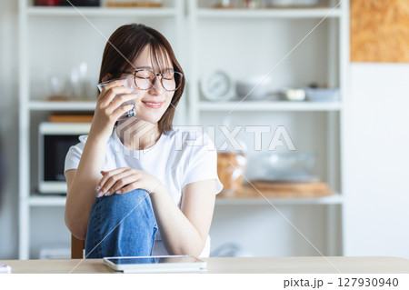 冷たい水で頬を冷やす女性 127930940