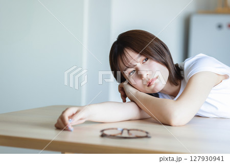 悩む女性 127930941