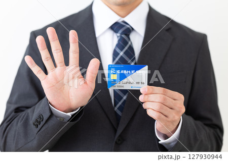 銀行のICキャッシュカードを持って5本指を立てるスーツを着たミドル男性ビジネスマン 127930944