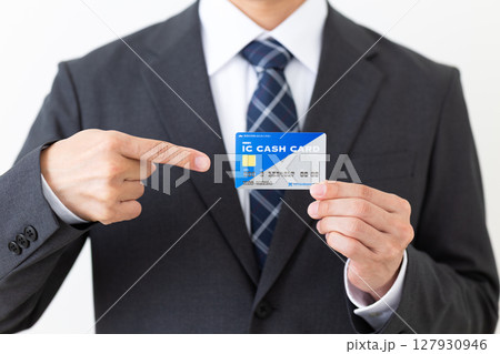 銀行のICキャッシュカードを持つスーツを着たミドル男性ビジネスマン 127930946