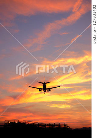 夕焼けと飛行機 夕焼けと飛行機 127931402