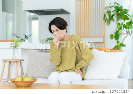 咳き込むミドルの女性 127931834