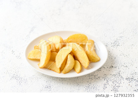 皿に盛ったフライドポテト 127932355