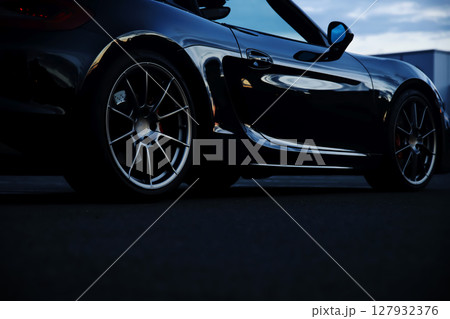 艶々の黒いオープンカー 127932376