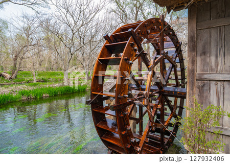 長野県安曇野市　蓼川の清流と水車 127932406