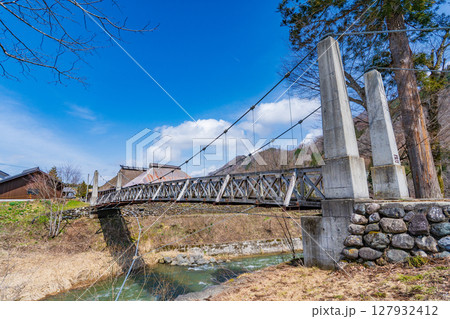長野県白馬村　大出公園の大出の吊橋 127932412