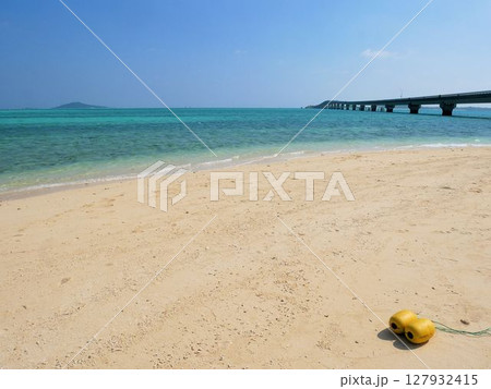 池間大橋と池間島の砂浜 (沖縄県宮古島市) 池間大橋と池間島の砂浜 (沖縄県宮古島市) 127932415