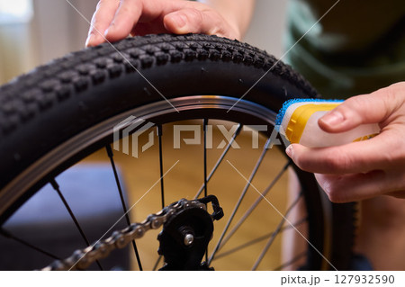 Important Steps for Effectively Cleaning and Properly Maintaining a Bicycle Wheel Important Steps for Effectively Cleaning and Properly Maintaining a Bicycle Wheel 127932590