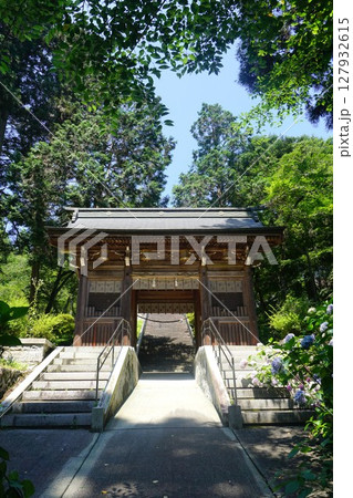 岡山県真庭市木山にある「木山神社」:随神門 岡山県真庭市木山にある「木山神社」:随神門 127932615