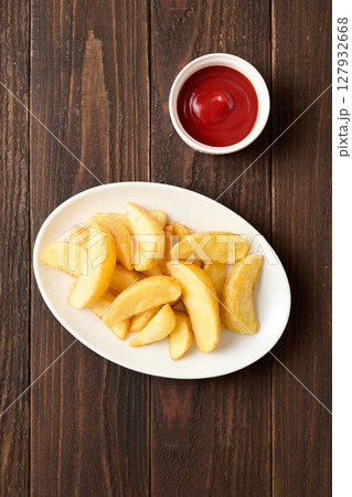 皿に盛ったフライドポテト 127932668