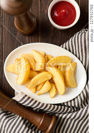 皿に盛ったフライドポテト 127932768