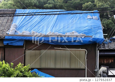 台風の被害を受けた屋根瓦 台風の被害を受けた屋根瓦 127932837