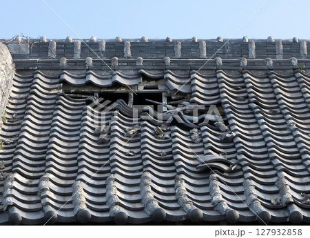 壊れた屋根瓦 127932858
