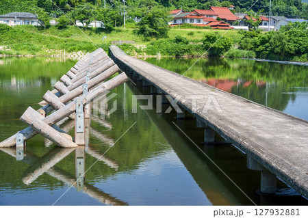 〈島根県〉斐伊川にかかる沈下橋の風景 127932881