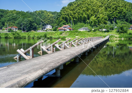 〈島根県〉斐伊川にかかる沈下橋の風景 127932884