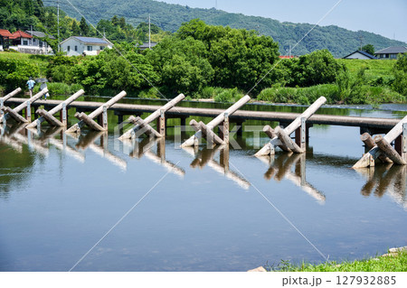 〈島根県〉斐伊川にかかる沈下橋の風景 127932885