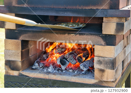 レンガを使った手作りピザ窯でピザを焼く 127932900