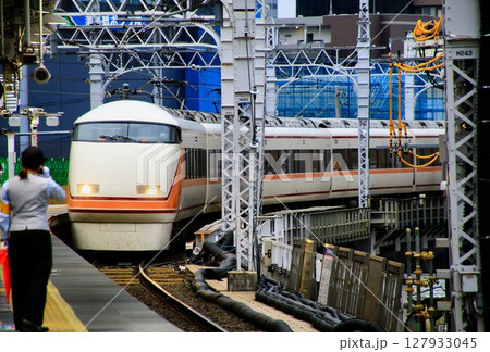 『とうきようスカイツリー駅・下り線』を行く…  東武特急【スペーシア】100系 127933045