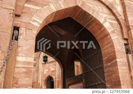 インド・アグラ城塞（レッドフォート）の門 / Agra Fort (Lal Qila), India 127933066