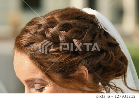 Red hair of the bride braided 127933212