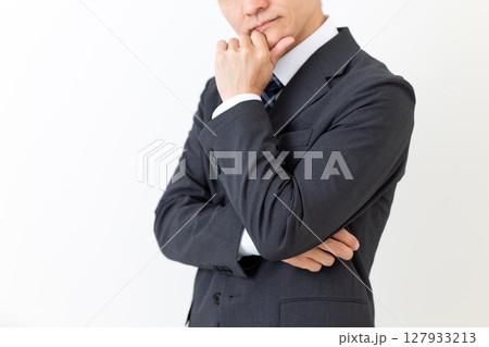 スーツを着て悩むミドル男性ビジネスマン スーツを着て悩むミドル男性ビジネスマン 127933213