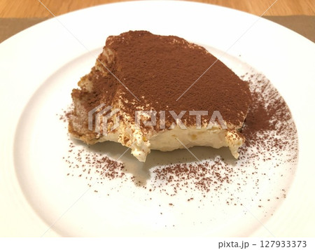 一人分に取り分けたティラミス 127933373