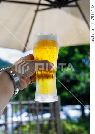 テラスで飲むビール テラスで飲むビール 127933518