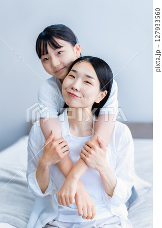 ママと娘のスキンシップ ママと娘のスキンシップ 127933560