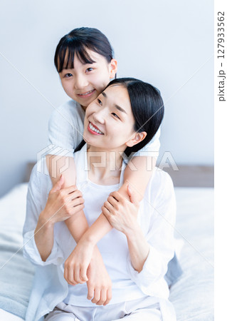 ママと娘のスキンシップ 127933562