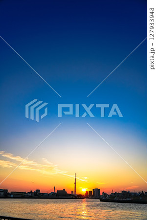 中川から望む夕景とスカイツリー 127933948