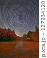 紅葉の雲場池と北天の星 127934120