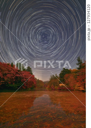 紅葉の雲場池と北天の星 127934120