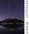 富士と流星 127934124