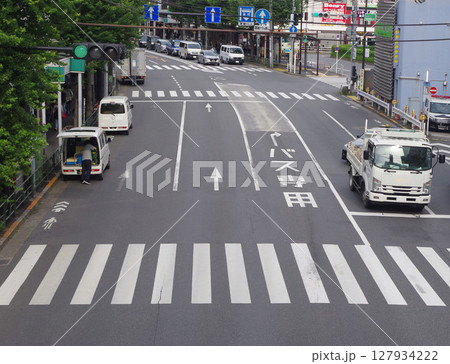 街道 青梅街道 横断歩道 荻窪駅前  町並み 自動車  127934222