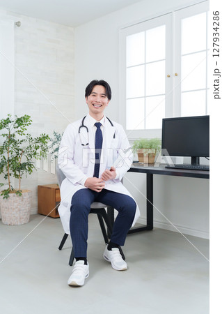 笑顔の医者 127934286
