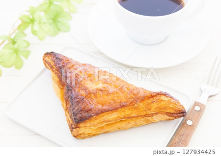 美味しいレモンパイとホットコーヒーのモーニング 127934425
