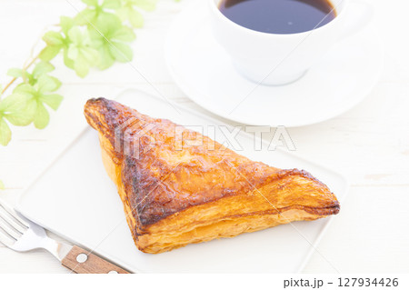 美味しいレモンパイとホットコーヒーのモーニング 127934426