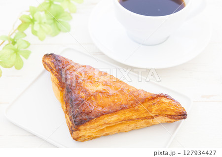 美味しいレモンパイとホットコーヒーのモーニング 127934427