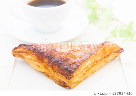 美味しいレモンパイとホットコーヒーのモーニング 127934430