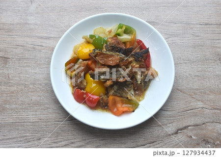 deep fried slice mango fish with bell pepper and onion in black pepper sauce on plate  127934437