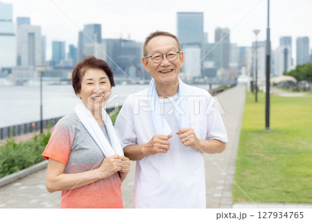 スポーツウェアを着たシニアの男女 127934765